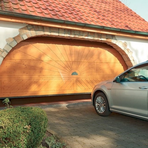 Деревянные гаражные ворота Hormann LTH 42 