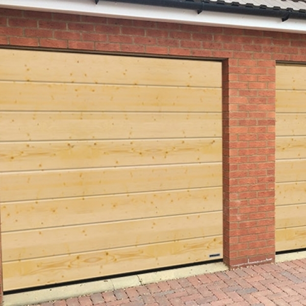Деревянные гаражные ворота Hormann LTH 42 